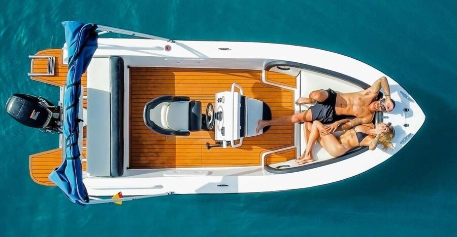 Flow into the ocean without license and discover Adeje - Taking the helm at Puerto Colón