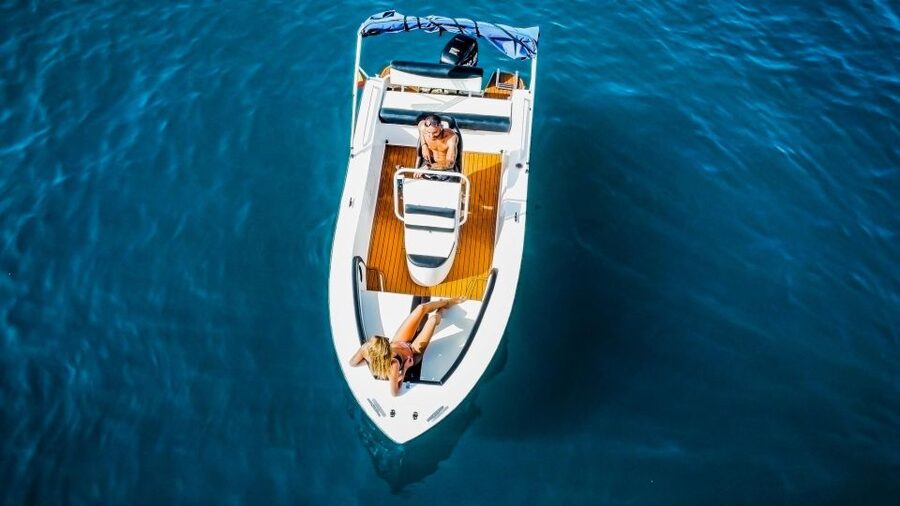 Flow into the ocean without license and discover Adeje - A private boat for five, not a party yacht