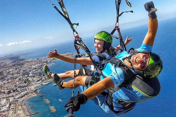 GOLD paragliding flight including videos/photos, t-shirt and a bottle of Cava - Flying above Tenerife with a pilot at work