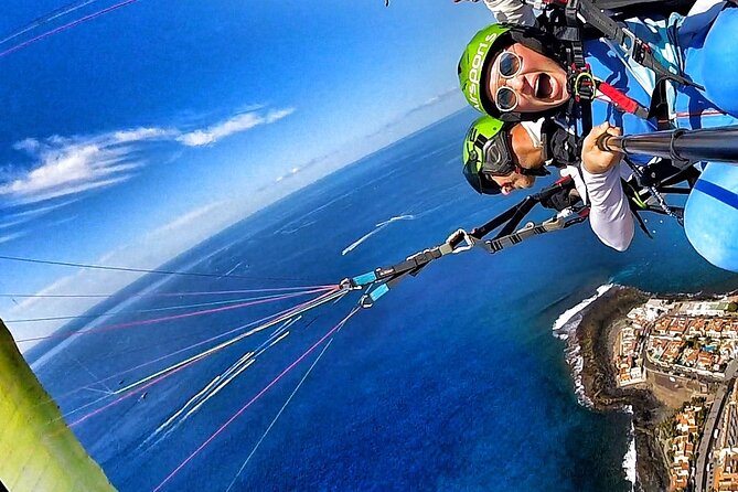 GOLD paragliding flight including videos/photos, t-shirt and a bottle of Cava - Practical details that make the day easier