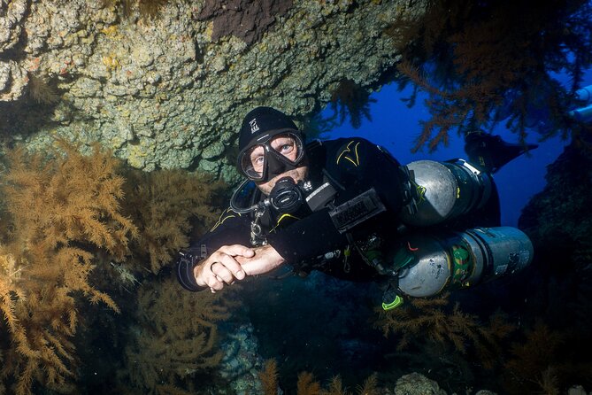 Guided Boat Dives for Certified Divers - Preparing your kit before the boat leaves