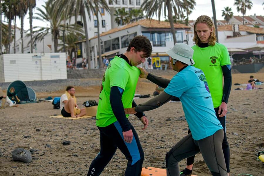 Playa de las Americas: lezione di surf con tutto incluso - After the lesson, the beach keeps the day going