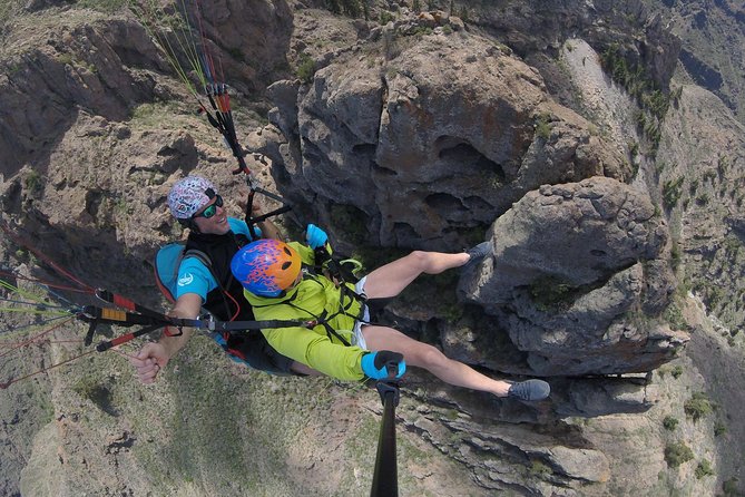 Premium Paragliding in Tenerife : Photos, videos and pickup included - Landing by the beach