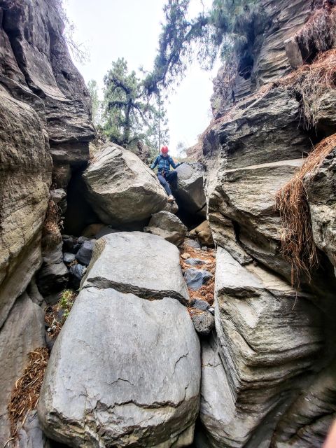 Santa Cruz de Tenerife: Vilaflor Canyoning Tour - The first 20-meter rappel