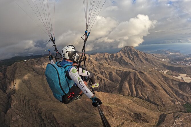 SILVER 1000m paragliding tandem flight above South Tenerife - Who will get the most from this flight