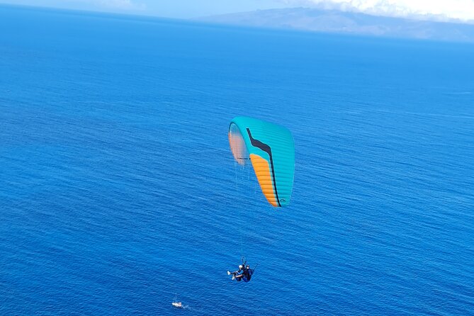Tandem Paragliding Flight in Costa Adeje from 1100m - A peaceful flight with a strong first minute