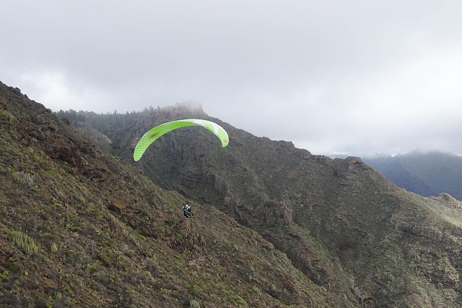 Tandem paragliding in Tenerife - Mountain views, coastal air, and a 15 to 25 minute glide