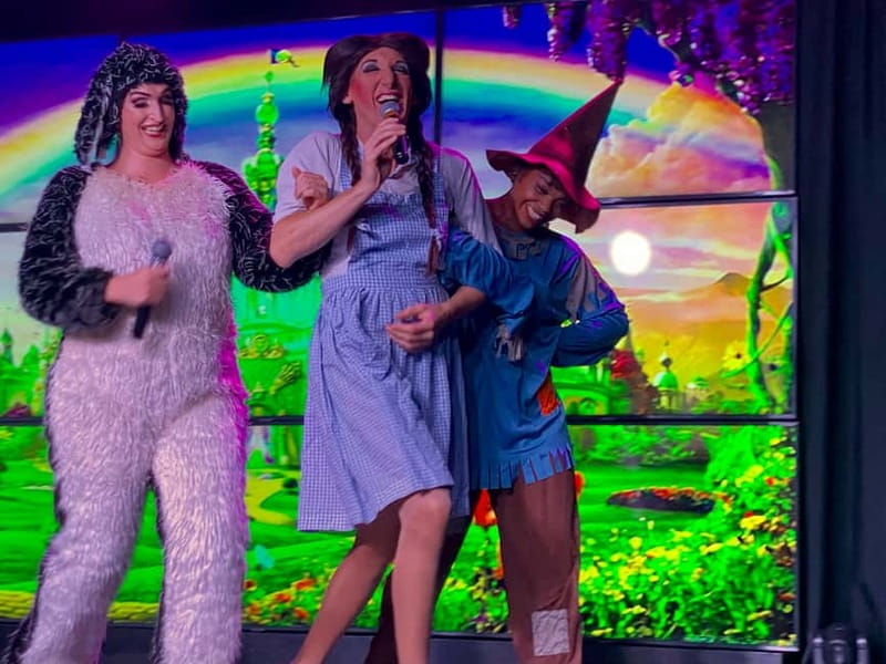 Tenerife: MHT - Music Hall Tavern Comedy Drag Dinner Show - The Pre-Show Gets the Room Laughing