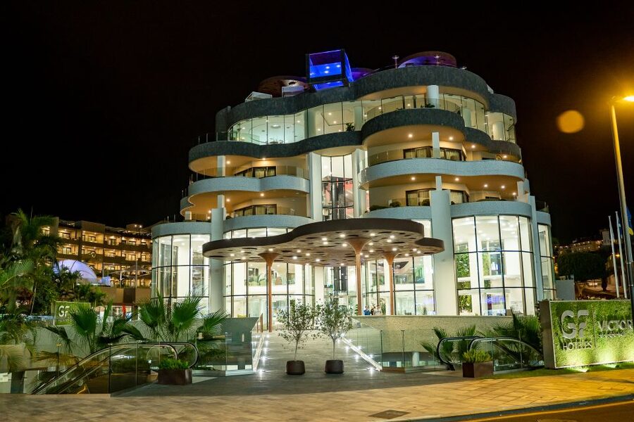 Tenerife: Scandal Dinner Show Entry Ticket and 5-Course Meal - How much value do you get for $106?