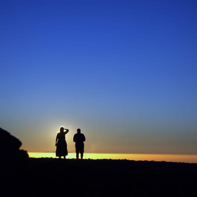 Tenerife: Sunset Night Tour and Stargazing at Teide + Dinner - Sunset near Teide with La Gomera in view