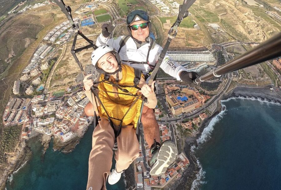 Tenerife: Tandem Paragliding Flight - Quiet airtime over southern Tenerife